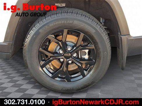 Used 2025 Jeep Grand Cherokee L Altitude image 5