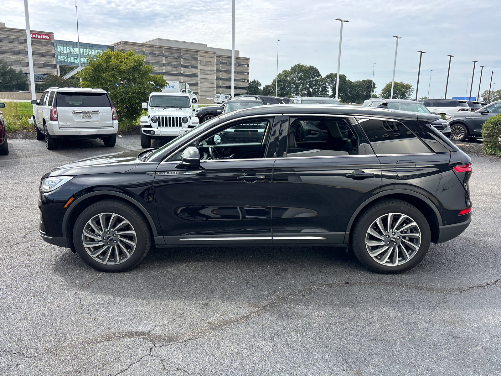 Used 2023 Lincoln Corsair Reserve w/ Equipment Group 202A AWD/4WD image 4