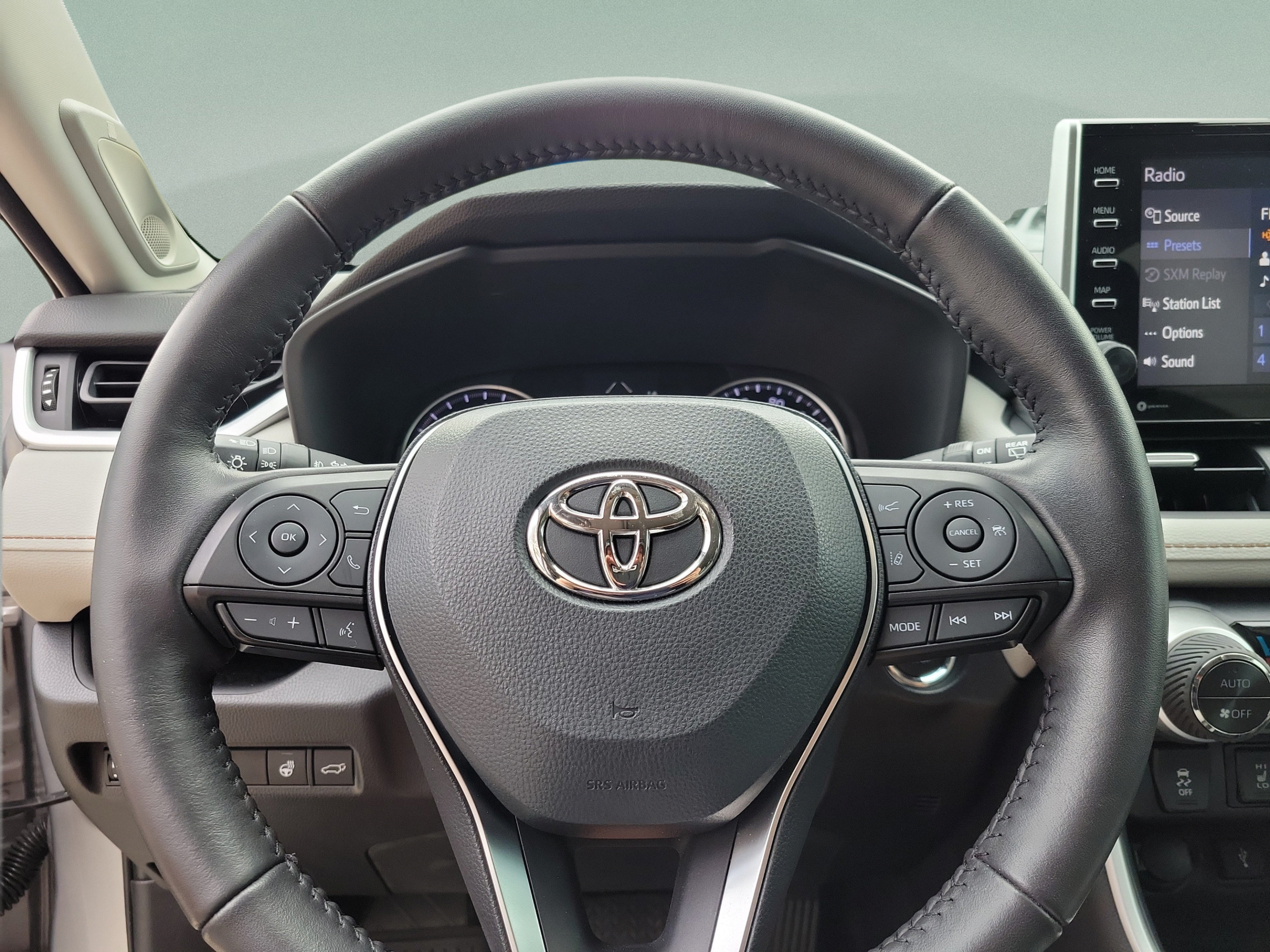 Used 2022 Toyota RAV4 XLE Premium FWD image 9
