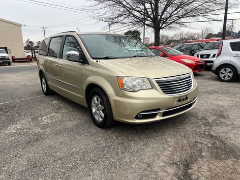 Used 2012 Chrysler Town & Country Touring-L w/ Entertainment Group #2 image 4