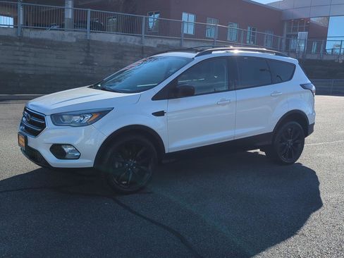 Used 2017 Ford Escape SE w/ SE Sport Appearance Package image 3