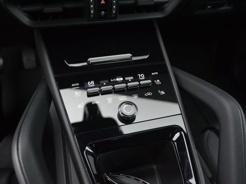 Certified 2025 Porsche Cayenne AWD/4WD image 21