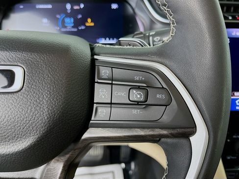 Used 2023 Jeep Grand Cherokee Limited AWD/4WD image 18