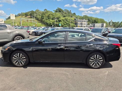 Used 2025 Nissan Altima 2.5 SV FWD image 10