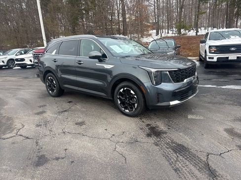 Used 2024 Kia Sorento S image 2