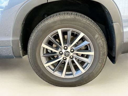 Used 2018 Toyota Highlander XLE image 11