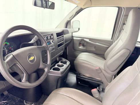 Used 2014 Chevrolet Express 2500 RWD image 16