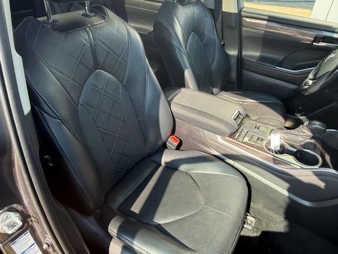 Used 2021 Toyota Highlander Platinum AWD/4WD image 11