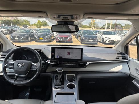 Used 2025 Toyota Sienna XLE FWD image 35
