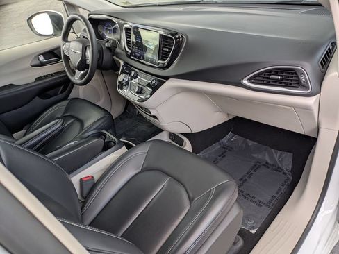 Used 2023 Chrysler Pacifica Touring-L FWD image 10