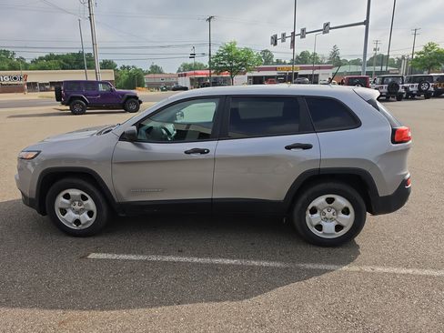 Used 2017 Jeep Cherokee Sport AWD/4WD image 6