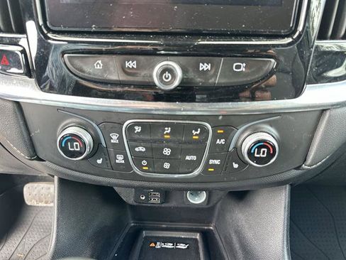 Used 2023 Chevrolet Traverse LT w/ LT Premium Package image 16