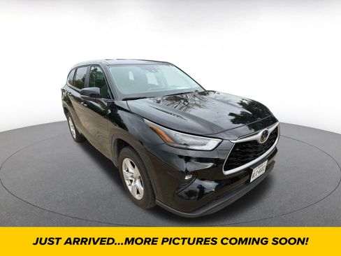Used 2025 Toyota Highlander LE FWD image 1