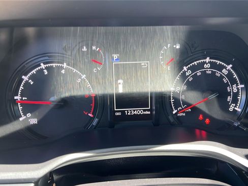 Used 2020 Toyota 4Runner SR5 AWD/4WD image 12