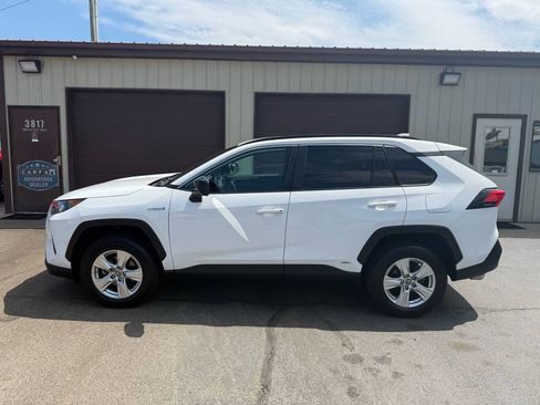 Used 2021 Toyota RAV4 LE AWD/4WD image 2