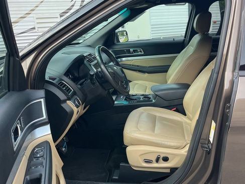 Used 2016 Ford Explorer XLT w/ Equipment Group 202A FWD image 5