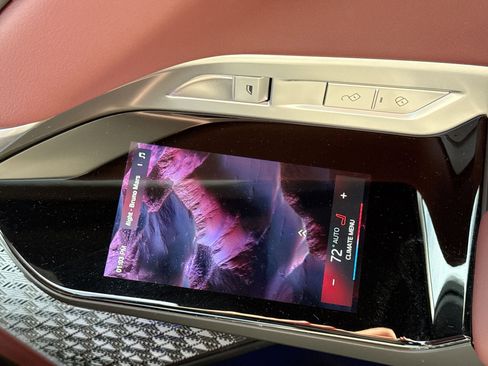 Used 2025 BMW 760i xDrive w/ Premium Package image 18