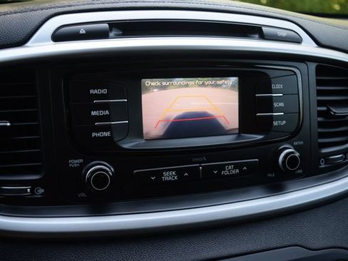 Used 2017 Kia Sorento FWD image 9