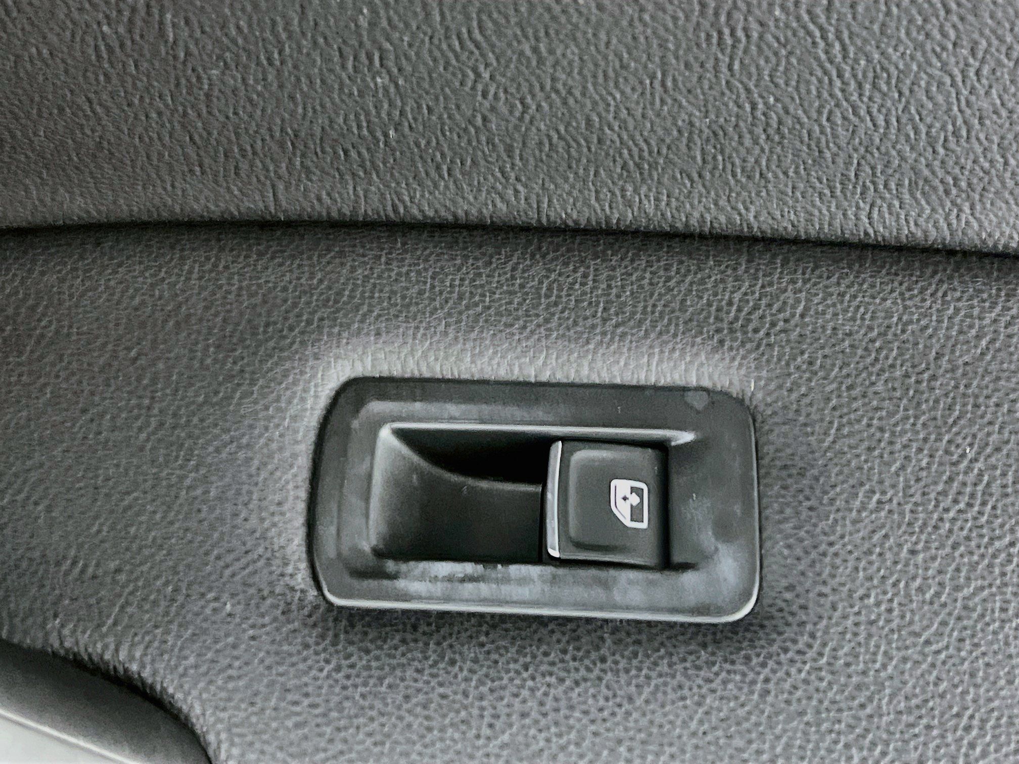 Used 2019 Volkswagen Tiguan SE w/ Panoramic Sunroof Package FWD image 31