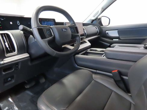 Used 2025 Ford Expedition Active image 8