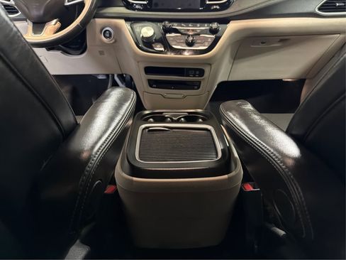 Used 2020 Chrysler Pacifica Limited w/ Advanced Safetytec Group FWD image 26