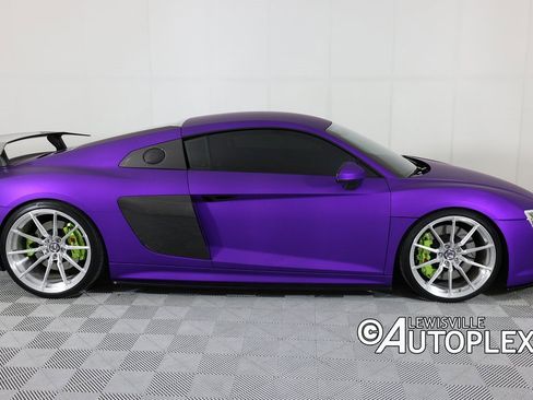 Used 2017 Audi R8 V10 w/ Carbon Exterior Package image 7