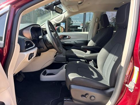 Used 2023 Chrysler Voyager LX FWD image 7