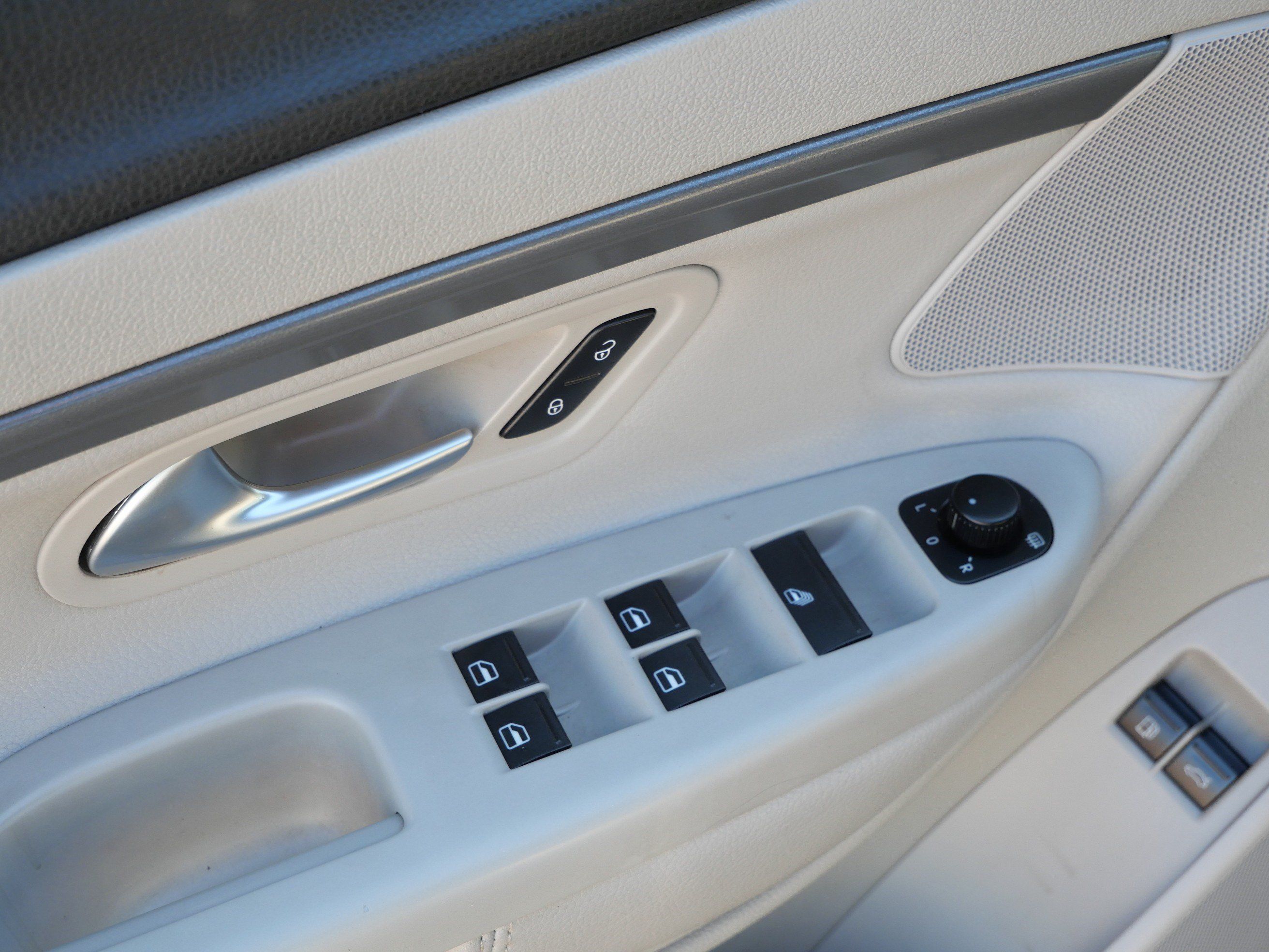 Used 2010 Volkswagen Eos Komfort FWD image 18
