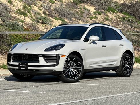 Certified 2025 Porsche Macan image 1