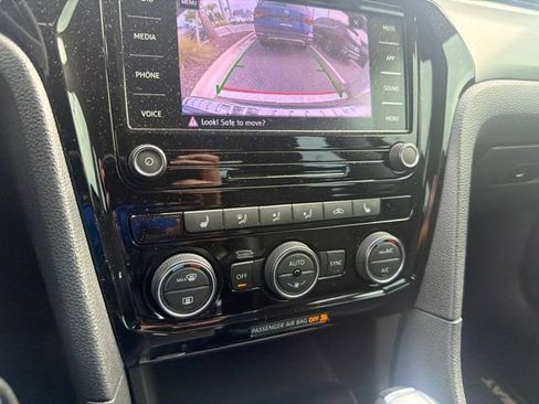 Certified 2022 Volkswagen Passat 2.0T SE FWD image 29