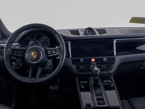 Certified 2026 Porsche Macan AWD/4WD image 31
