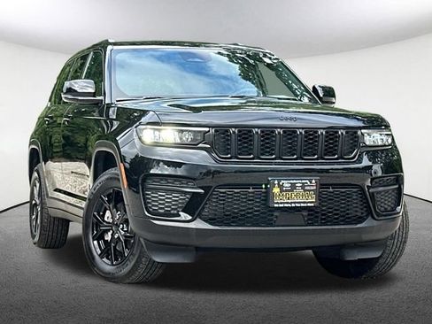 Used 2025 Jeep Grand Cherokee Altitude AWD/4WD image 2