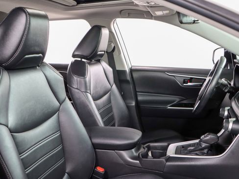 Used 2021 Toyota RAV4 XLE Premium image 27