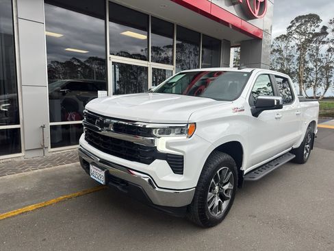 Used 2022 Chevrolet Silverado 1500 LT w/ Z71 Off-Road Package image 2