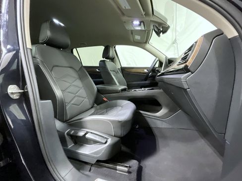 Used 2025 Volkswagen Atlas SE image 16