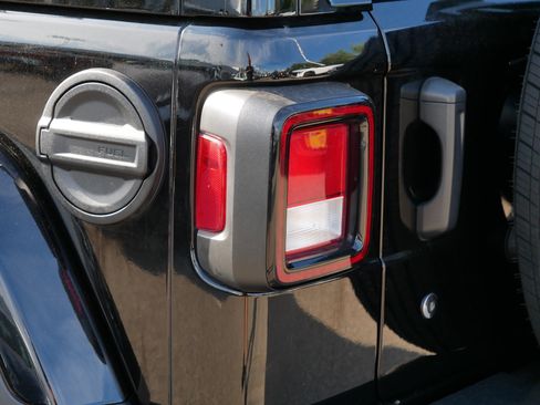 Used 2020 Jeep Wrangler Unlimited Sahara image 17