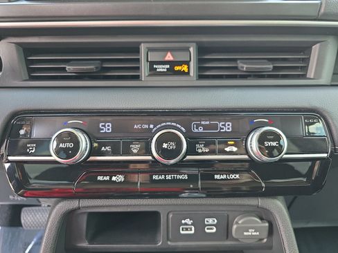 Used 2025 Honda Pilot Touring image 21
