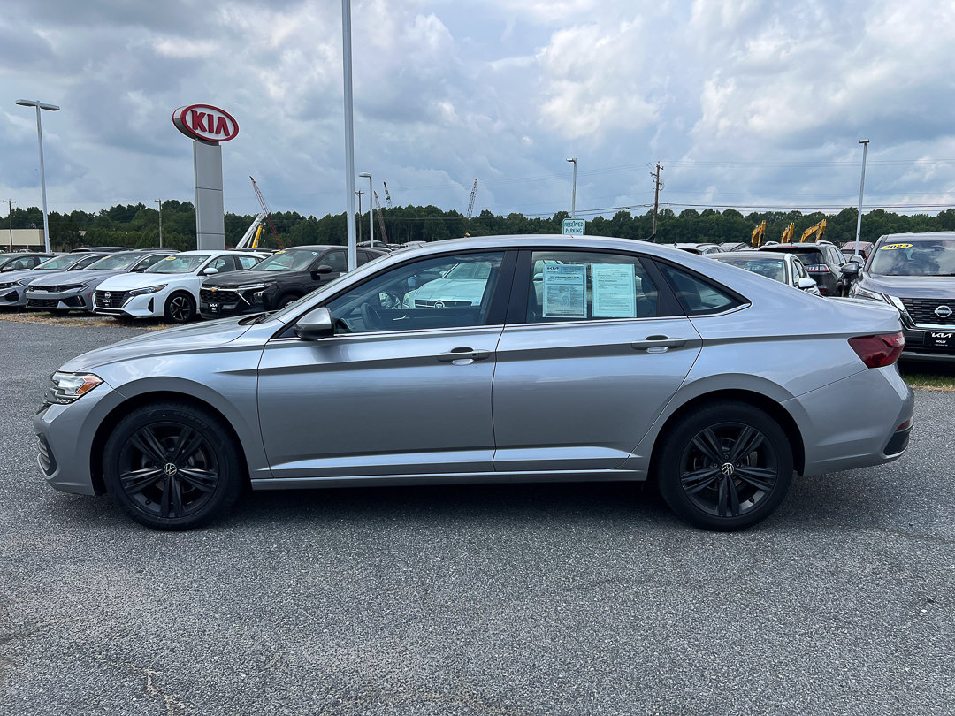 Used 2022 Volkswagen Jetta SE FWD image 2