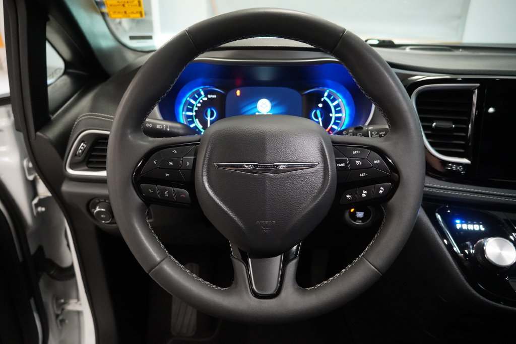 Used 2024 Chrysler Pacifica Limited FWD image 14