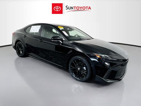 Used 2025 Toyota Camry SE FWD image 1