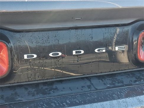 Used 2015 Dodge Challenger SXT image 30