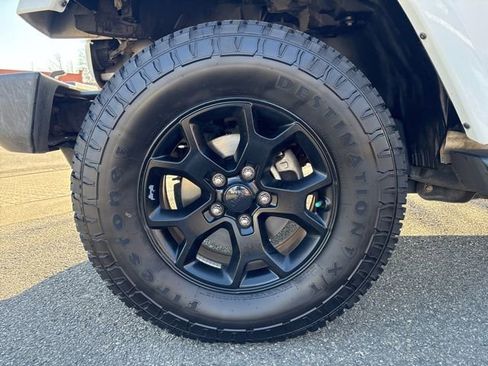 Used 2016 Jeep Wrangler Unlimited Sahara w/ Connectivity Group image 11