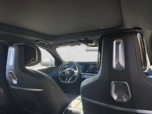 Used 2025 BMW 740i w/ Premium Package image 17