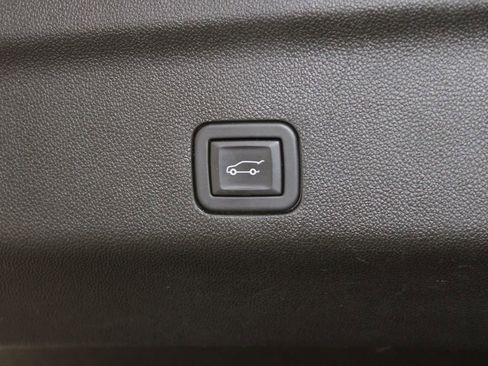 Used 2024 GMC Yukon XL Denali image 17