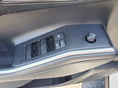 Used 2023 Toyota Highlander XLE AWD/4WD image 17