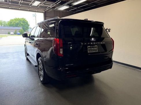 Used 2025 Ford Expedition Active AWD/4WD image 3