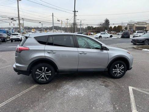 Used 2018 Toyota RAV4 LE image 14