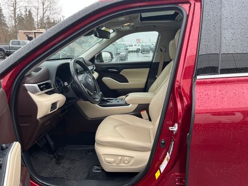 Used 2022 Toyota Highlander XLE image 11