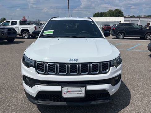 Used 2024 Jeep Compass Latitude image 2