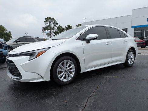 Used 2024 Toyota Corolla XLE FWD image 2